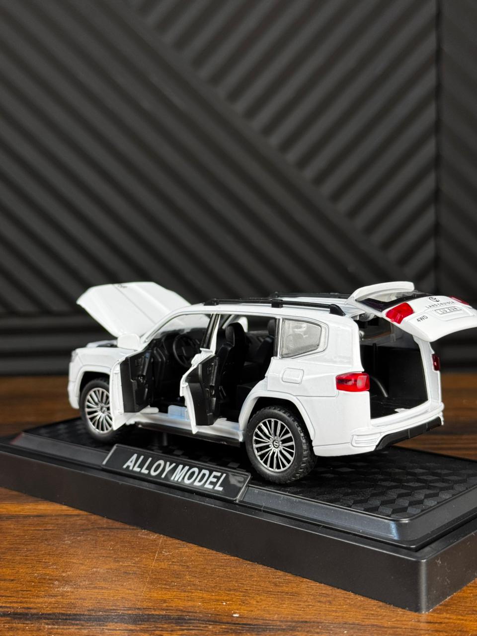 Land Cruiser Die Cast Model 1:28