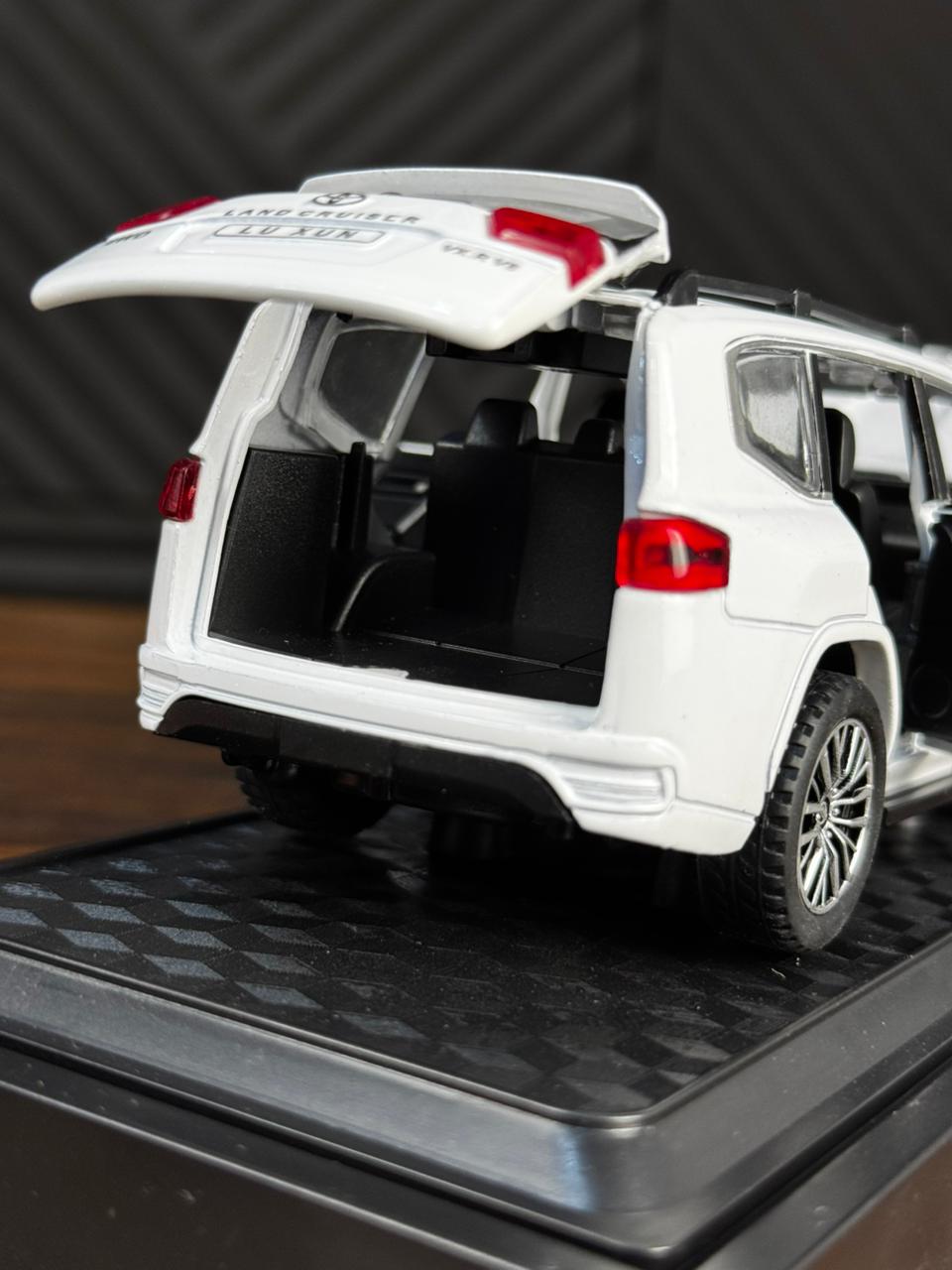 Land Cruiser Die Cast Model 1:28